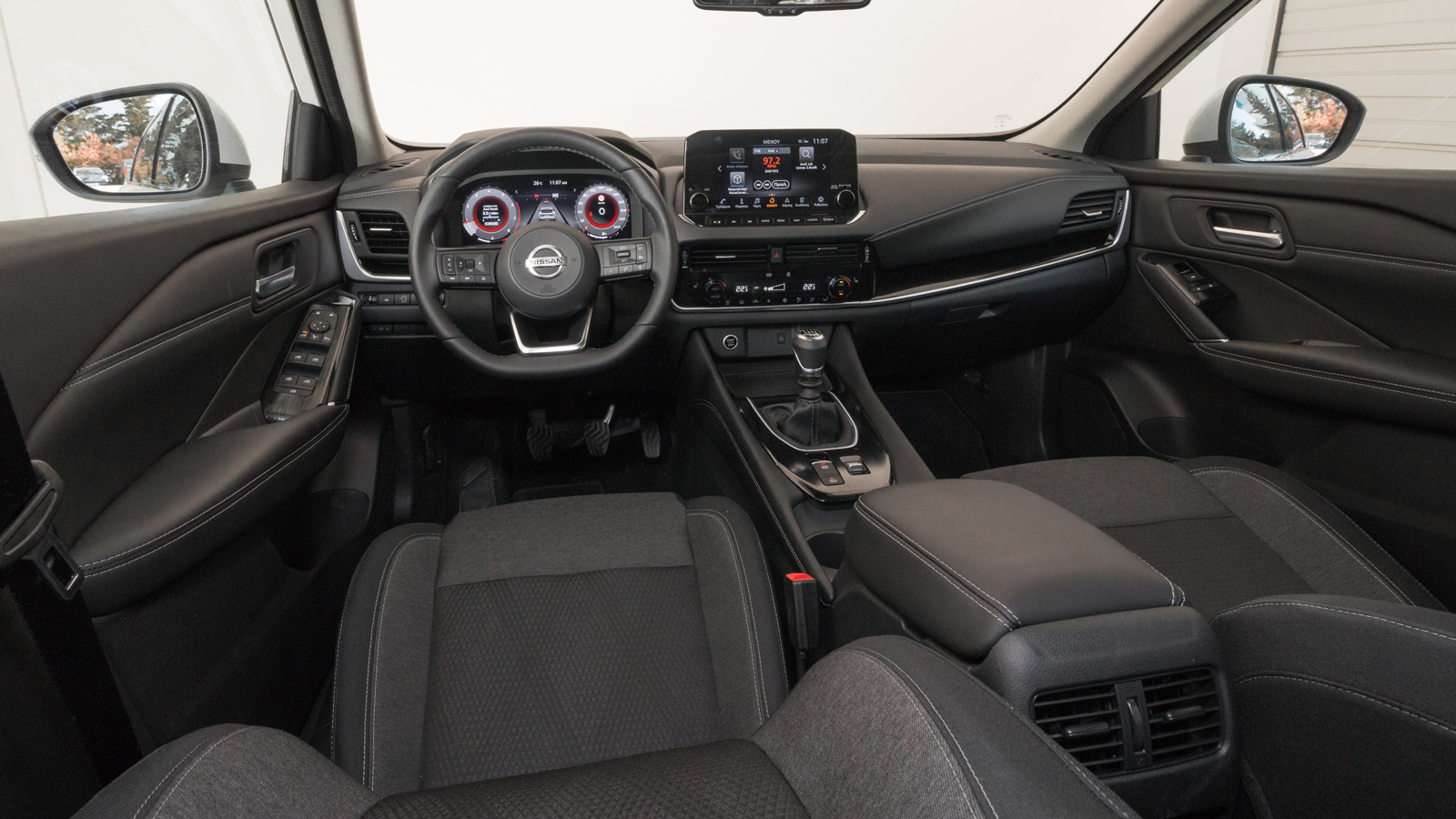 Από την βασική έκδοση, Elite, το αυτοκίνητο είναι φορτωμένο τόσο με ψηφιακά στοιχεία στη καμπίνα του, όσο και με συστήματα ασφαλείας και υποβοήθησης